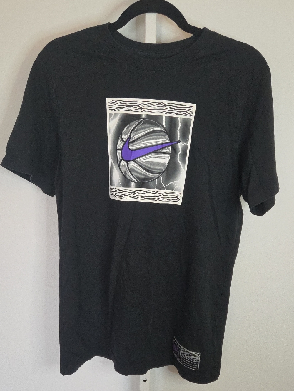 Nike Mens Med Black Graphic Basketball T-Shirt Jock Tag Purple Swoosh Lightning